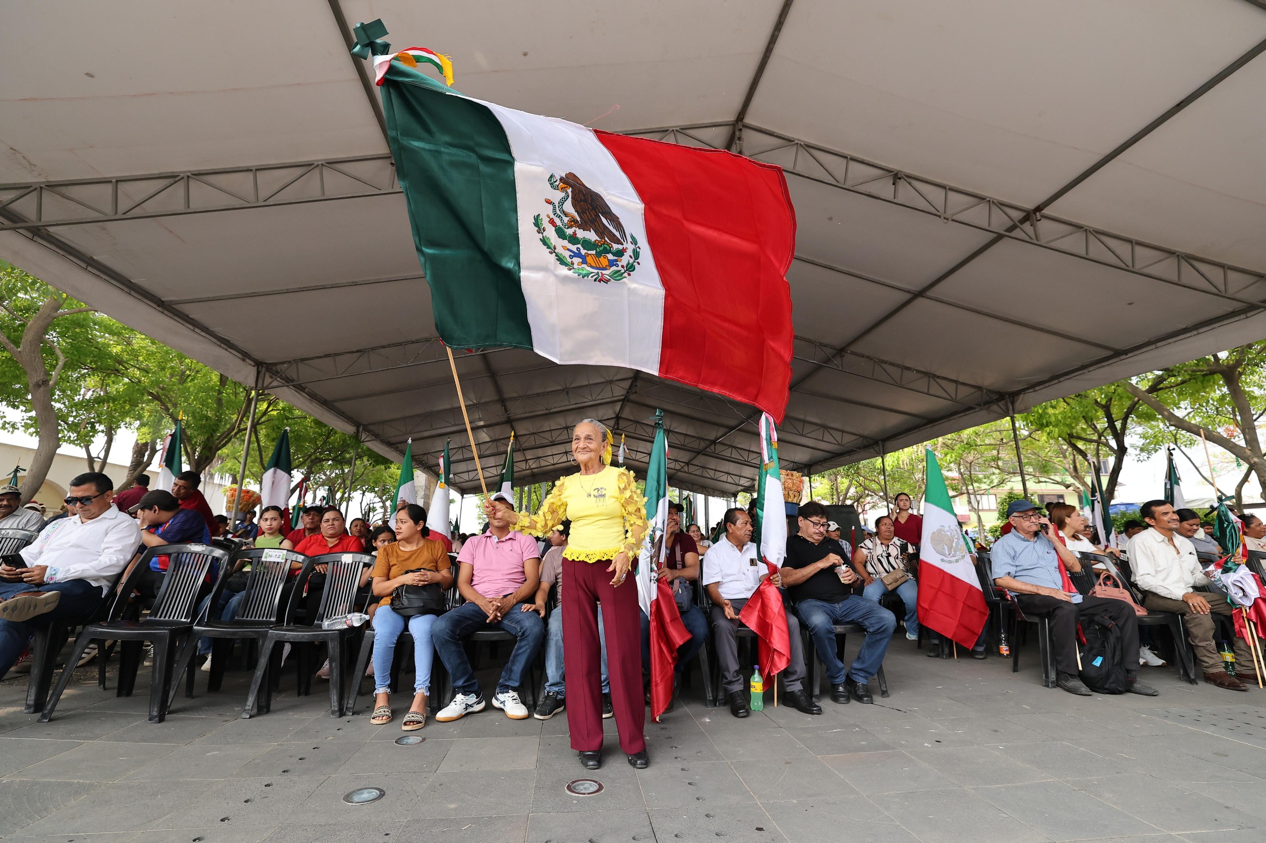 Plaza de Armas se cubre de banderas tricolores para festejar el histórico triunfo de la transformación, hace dos años…