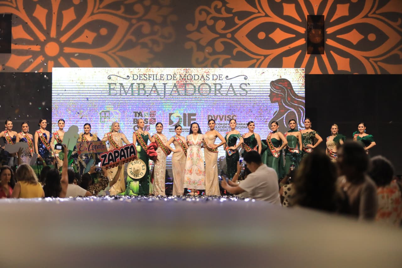 Cautiva a la concurrencia, el Desfile de Modas de Embajadoras “Raíces de Nuestra Tierra”…