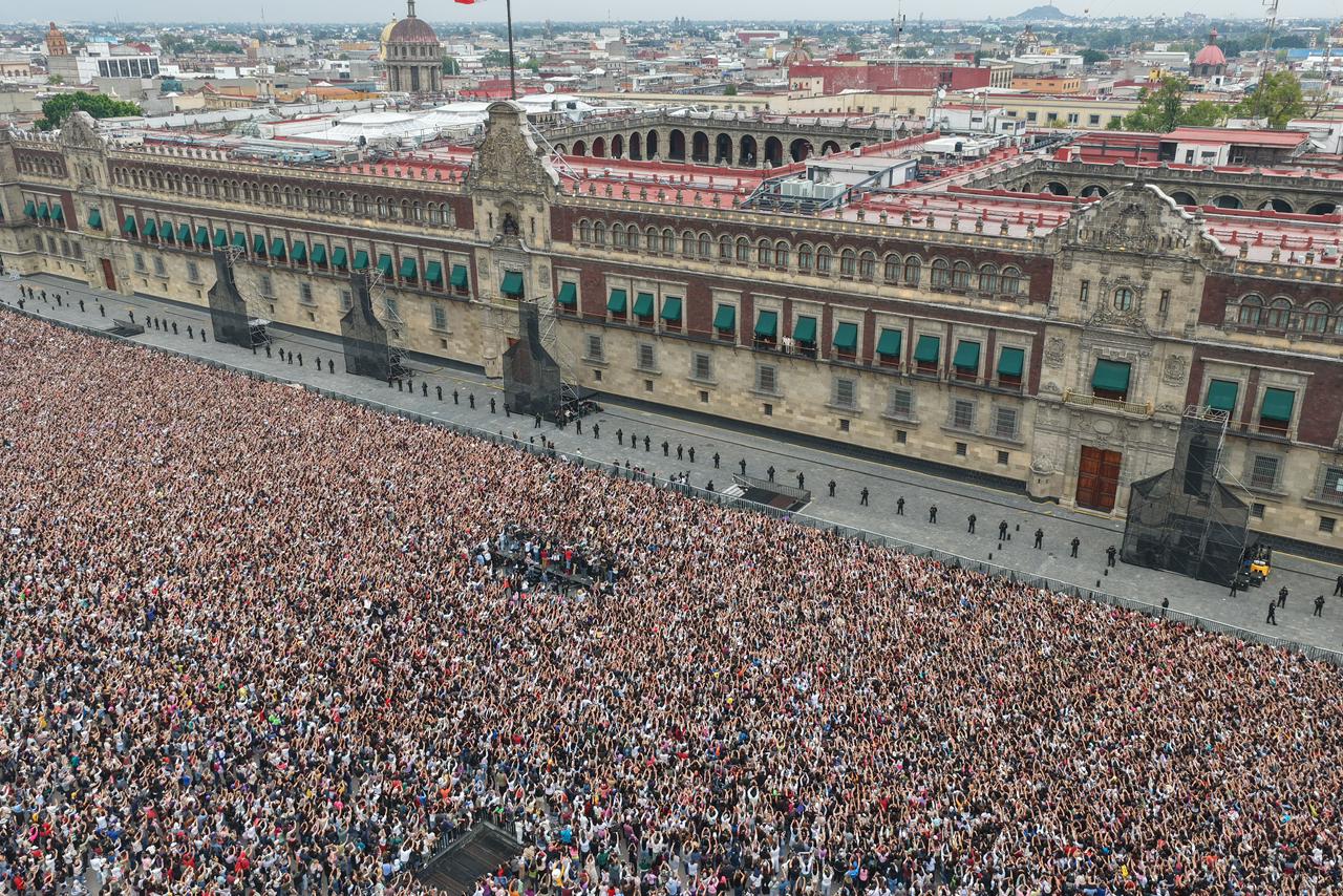Claudia Sheinbaum recibe a BTS en Palacio Nacional; 50 mil fans se congregan en el Zócalo