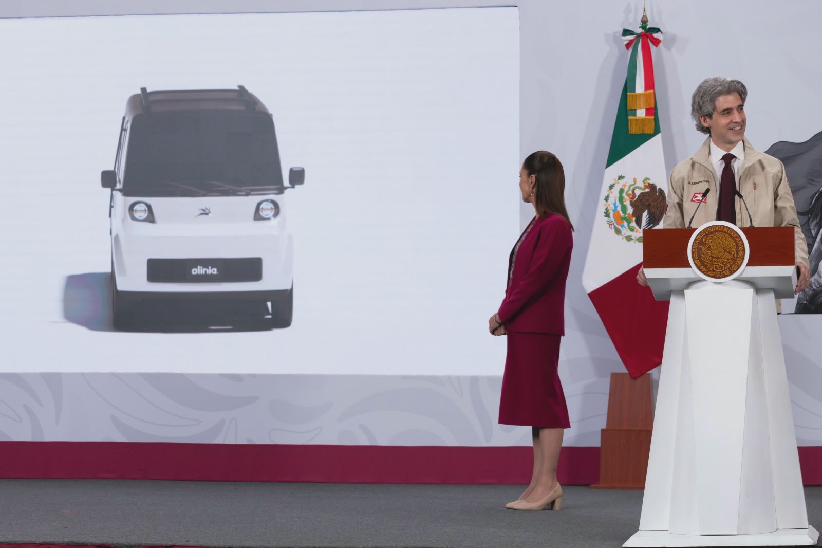 Presenta Claudia Sheinbaum prototipo del minivehículo eléctrico mexicano “Olinia”