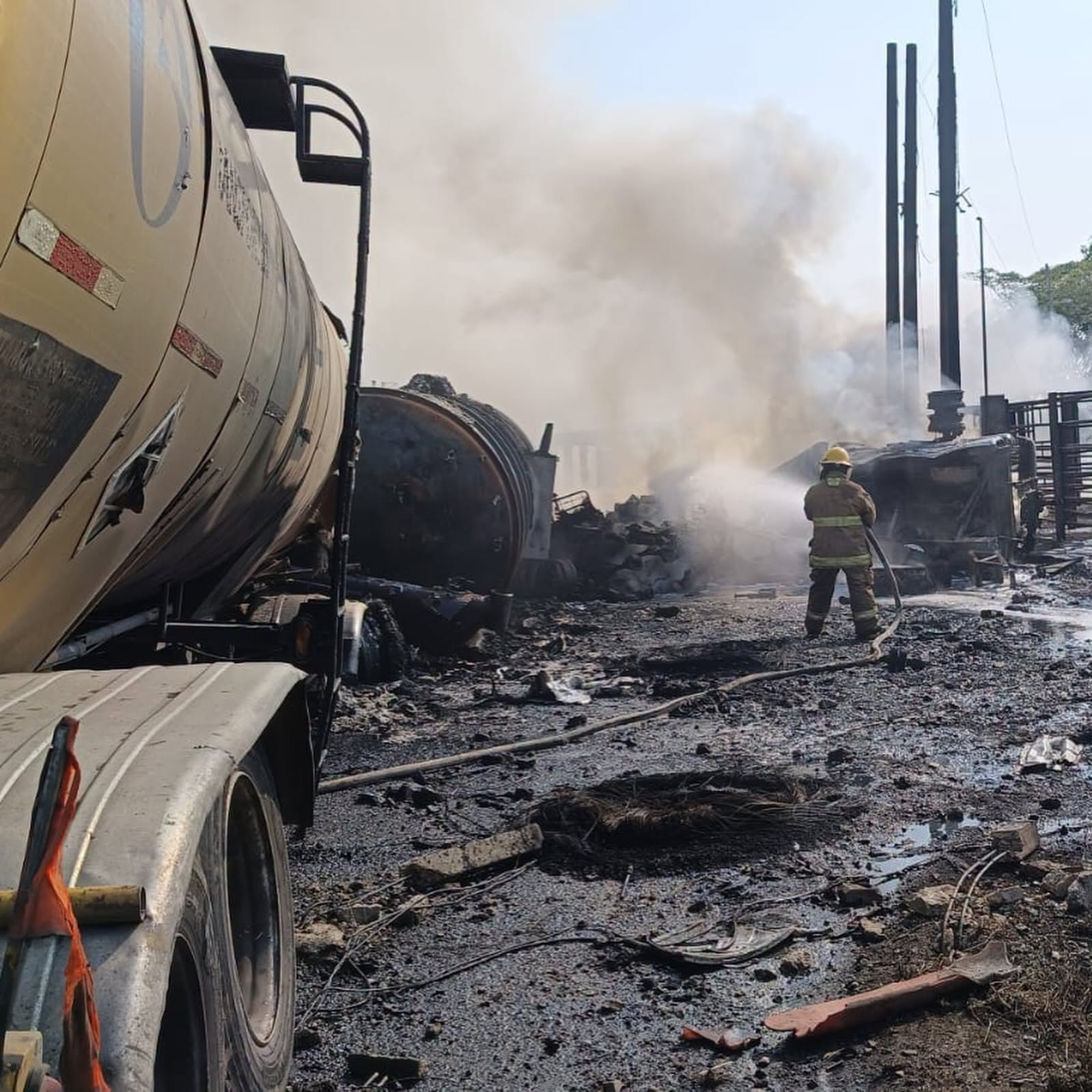 Incendio de pipa tras accidente en carretera Cárdenas–Coatzacoalcos moviliza a cuerpos de emergencia