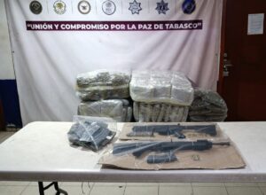 Detienen a presunto narcomenudista y aseguran armas, drogas y vehículos en cateos realizados en Villahermosa