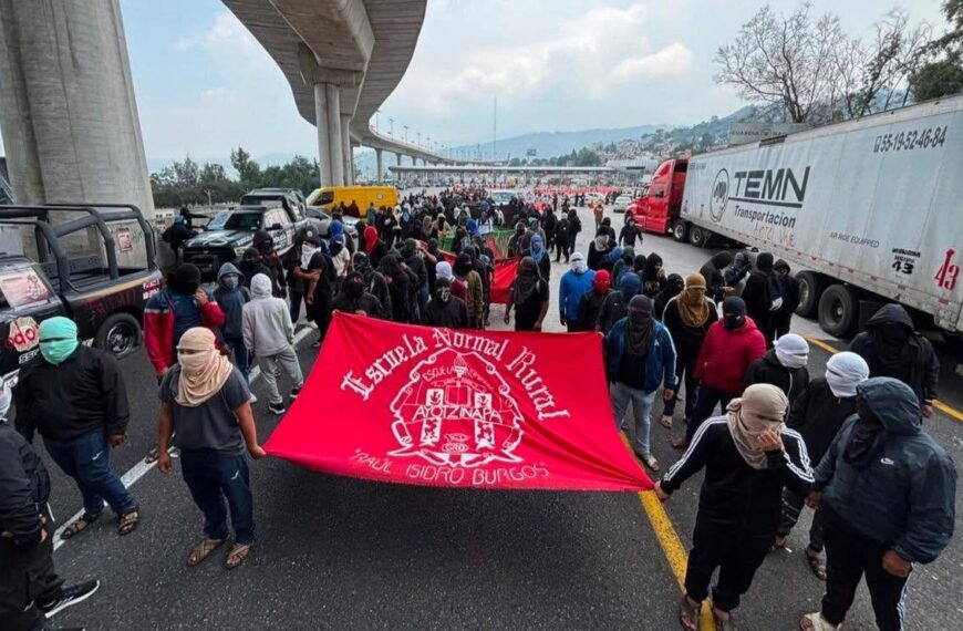 Reabren caseta México-Cuernavaca tras cinco horas de bloqueo por protesta de normalistas de Ayotzinapa