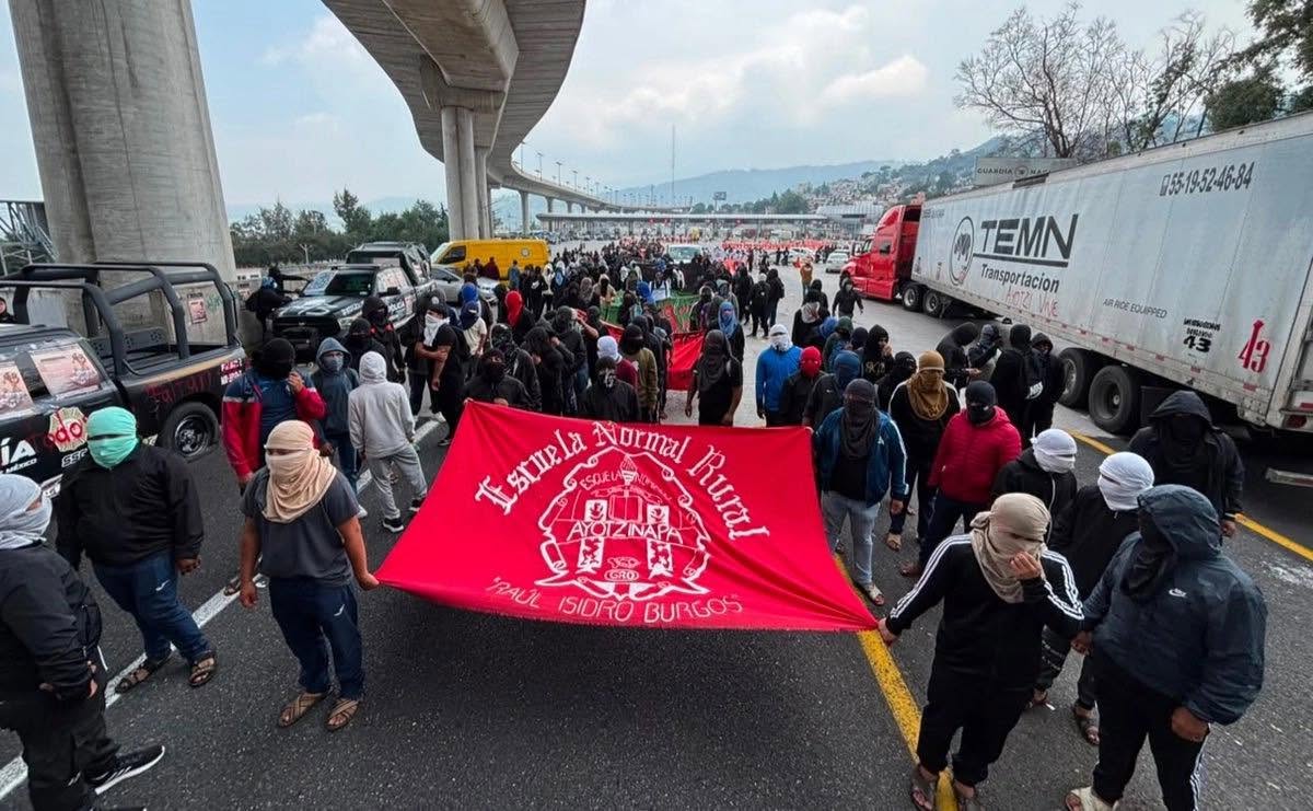 Reabren caseta México-Cuernavaca tras cinco horas de bloqueo por protesta de normalistas de Ayotzinapa