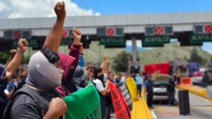 Padres de los 43 de Ayotzinapa denuncian obstáculos para manifestarse y exigen avances en la investigación