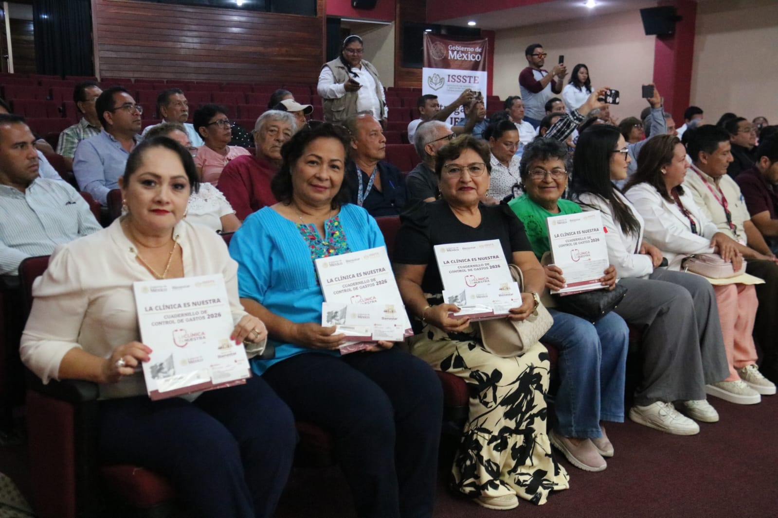 Entregan tarjetas de “La Clínica es Nuestra” para fortalecer 16 unidades médicas del ISSSTE en Tabasco