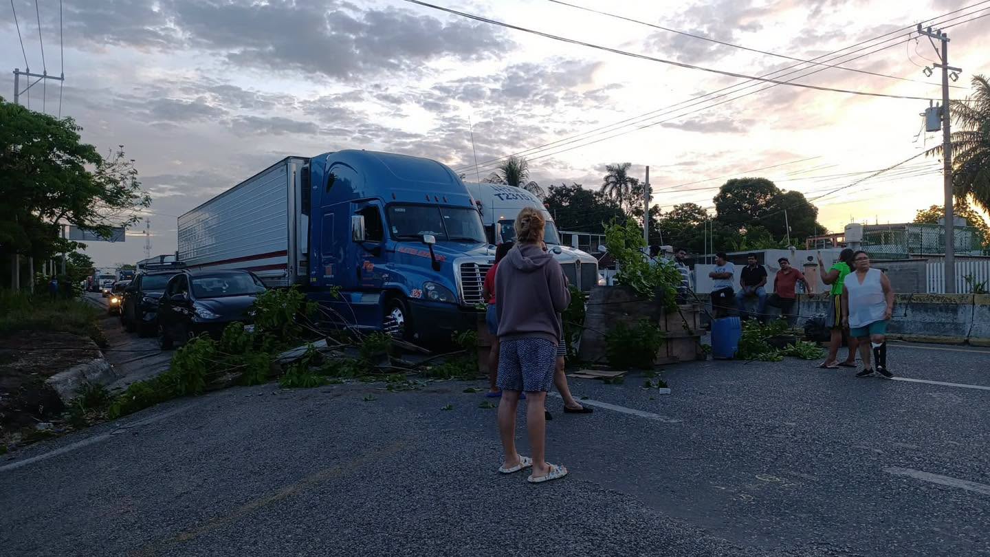 Bloquean carretera Villahermosa–Frontera por falta de energía eléctrica; cierre afecta ambos sentidos
