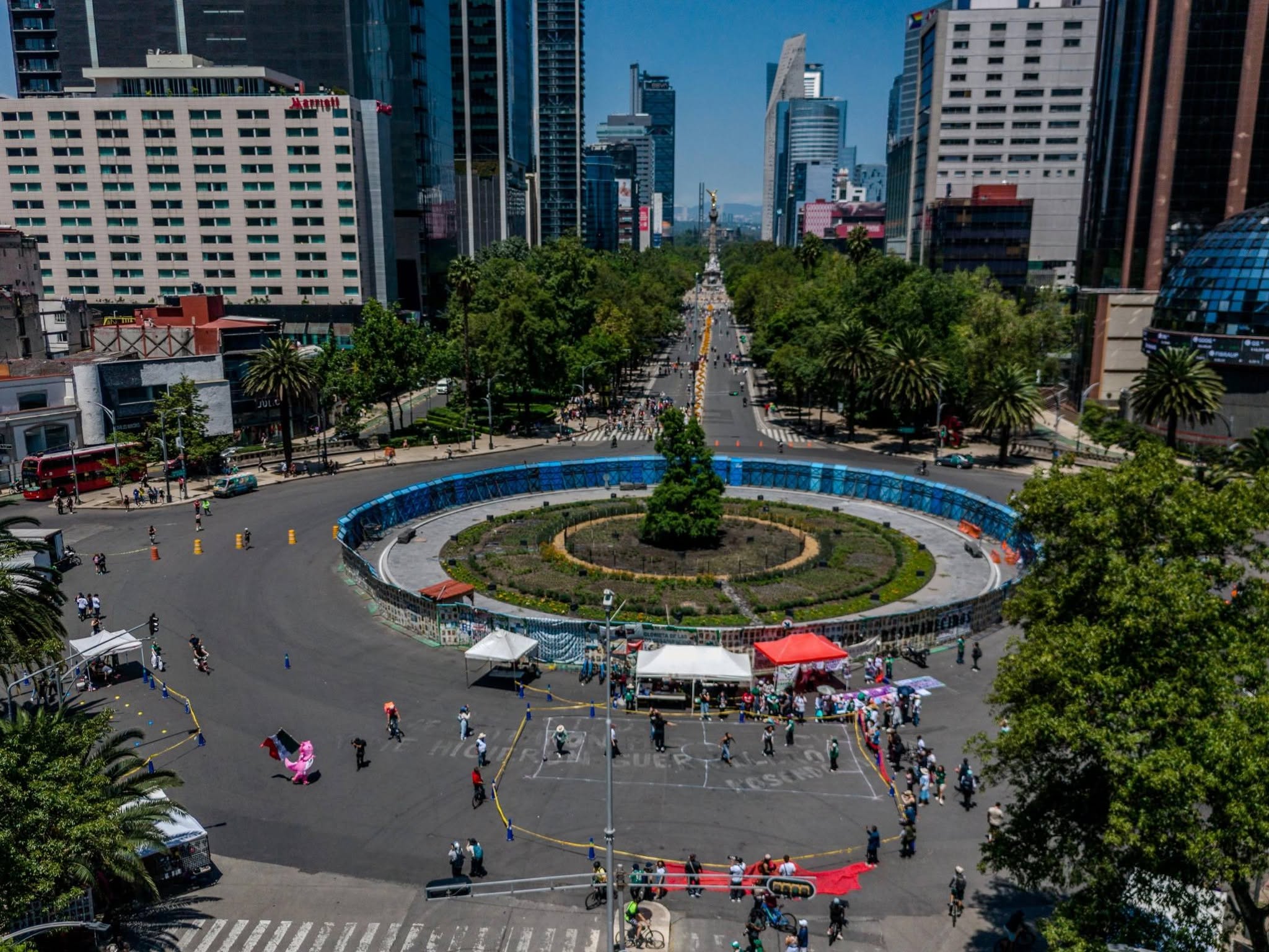 Familias de desaparecidos realizan ‘cascarita’ por la memoria; pegan fichas de búsqueda en CDMX