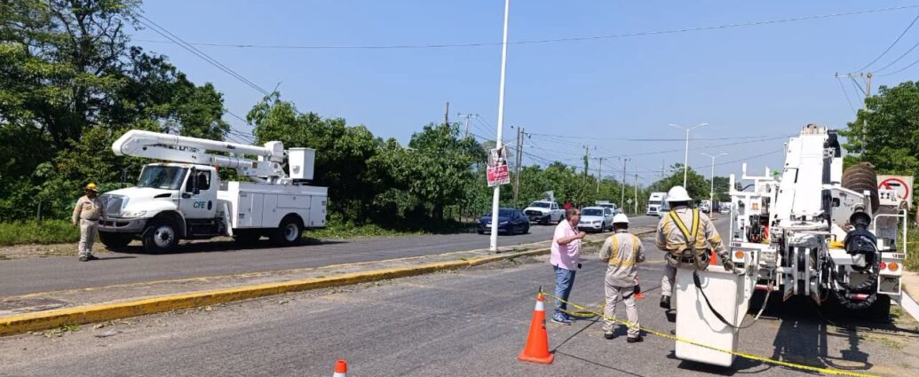 SEMADES y CFE coordinan acciones para restablecer servicio eléctrico en comunidades afectadas por tromba