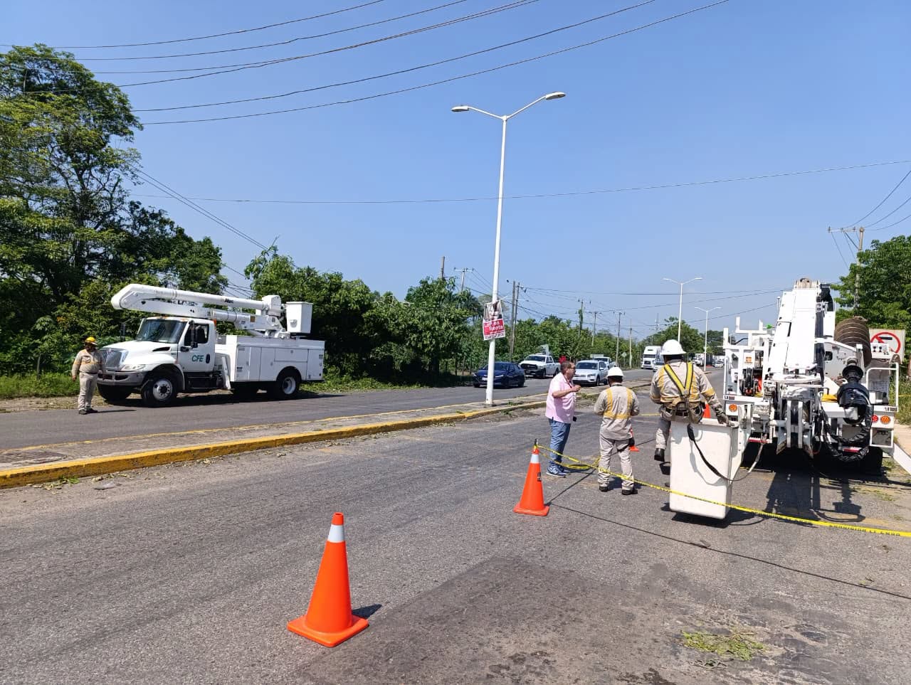 SEMADES y CFE coordinan acciones para restablecer servicio eléctrico en comunidades afectadas por tromba