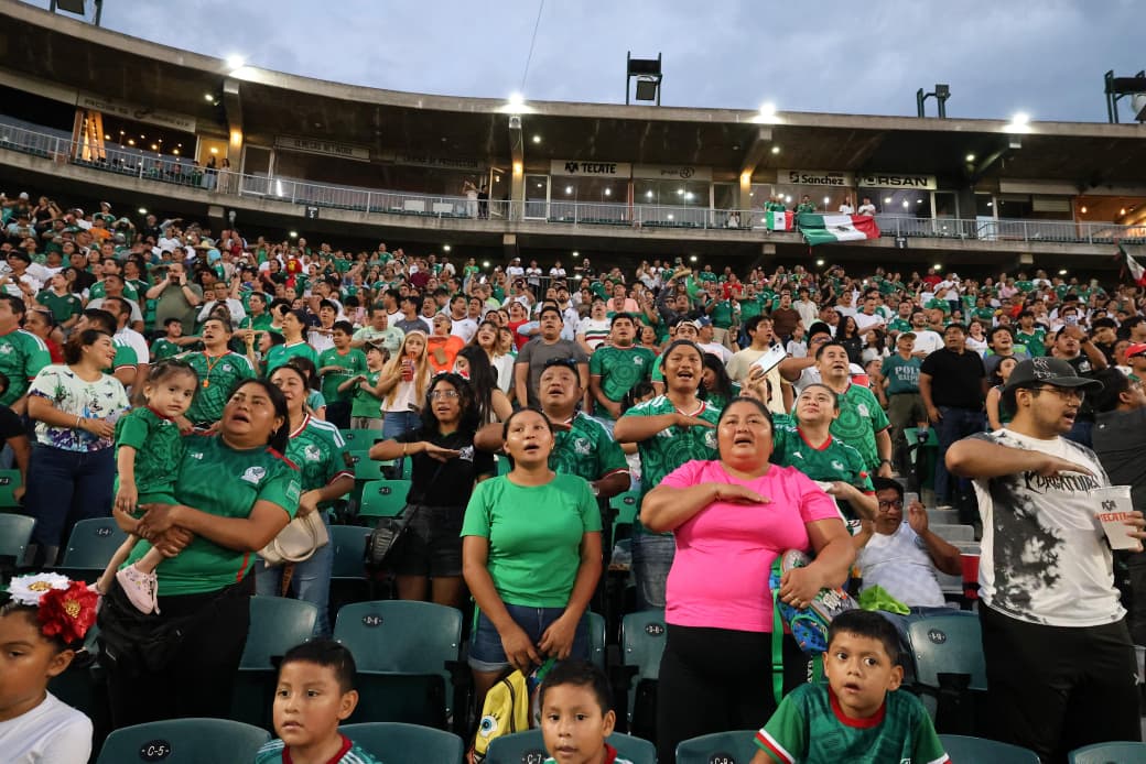 Tabasqueños celebran triunfo de México ante Corea del Sur en una fiesta futbolera en el Centenario 27 de Febrero