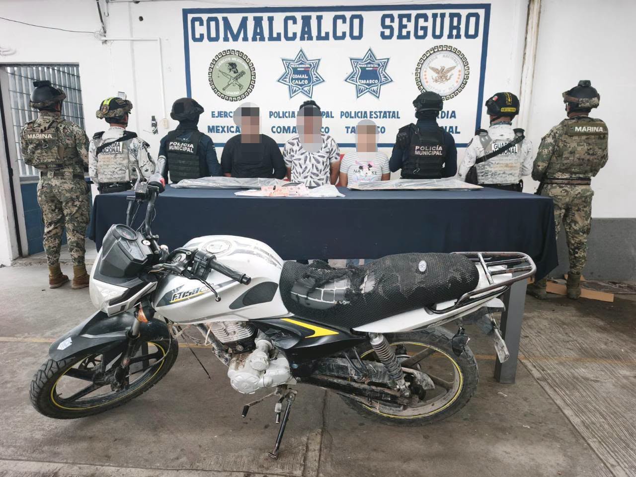 Detienen a tres personas con armas de alto calibre y droga durante operativo en Comalcalco