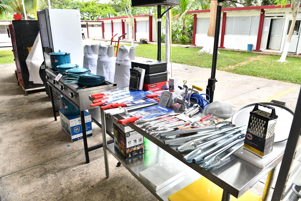 Gobernador JMR entrega apoyos para impulsar 45 microempresas comunitarias en Tabasco