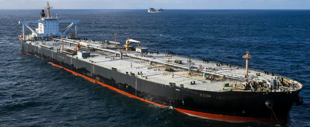 Estados Unidos intercepta superpetrolero en el océano Índico por presuntos vínculos con Irán