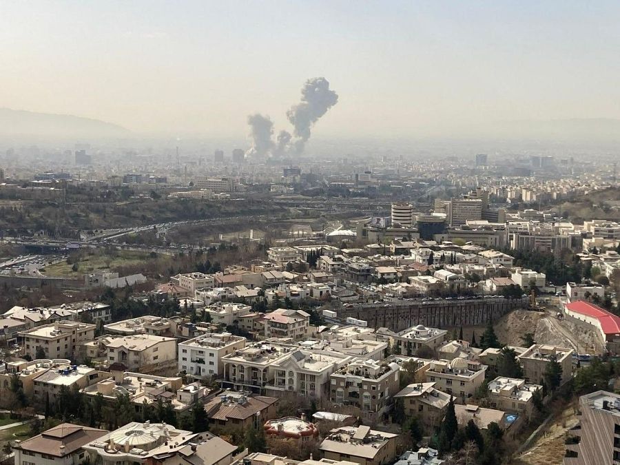 Estados Unidos difunde video de bombardeo contra Irán; Teherán responde con ataques a posiciones militares estadounidenses
