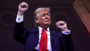 Trump arremete contra el Senado de EE.UU. por resolución que busca limitar acciones militares contra Irán