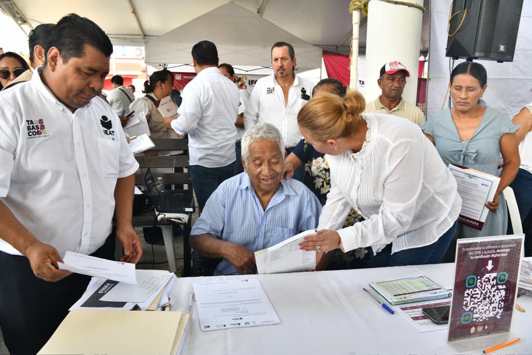 Cumplen su sueño de estudiar: madres tabasqueñas reciben certificados de primaria y secundaria en Cunduacán