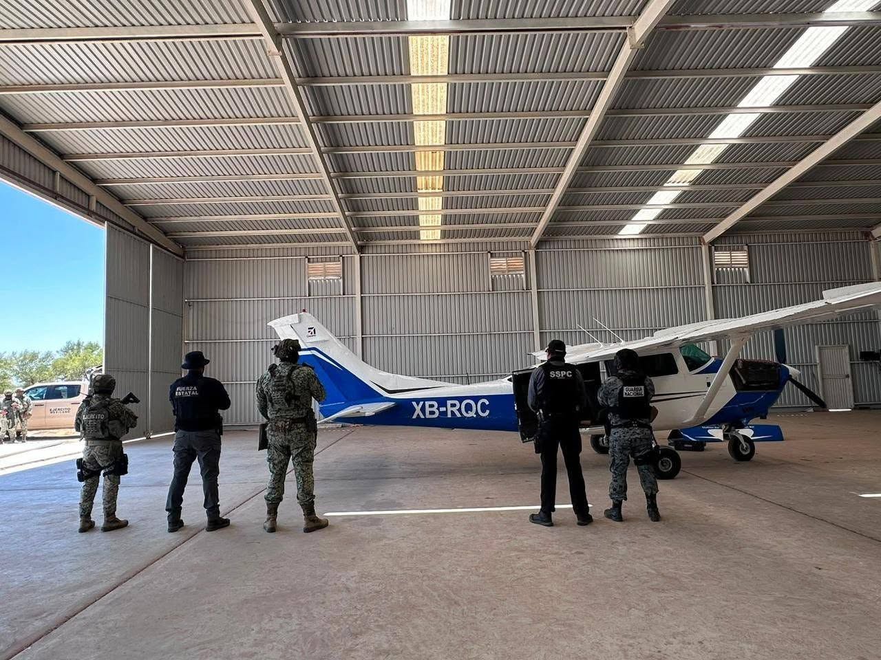 Decomisan arsenal de alto poder en Sinaloa y aseguran aeronave con cocaína en Baja California