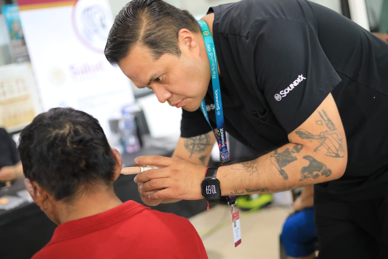 Entrega Javier May más de mil auxiliares auditivos para fortalecer la inclusión y mejorar la calidad de vida de las familias tabasqueñas