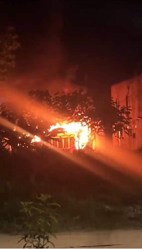 Incendio en Villa Estación Chontalpa deja tres vehículos, una motocicleta y locales afectados