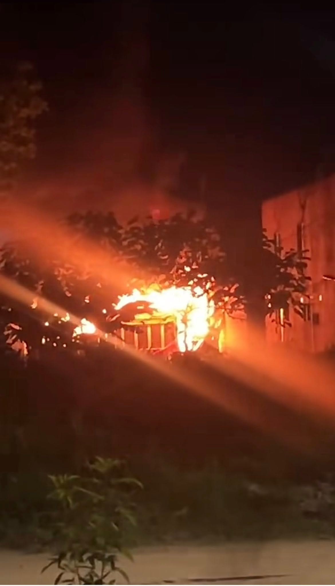 Incendio en Villa Estación Chontalpa deja tres vehículos, una motocicleta y locales afectados