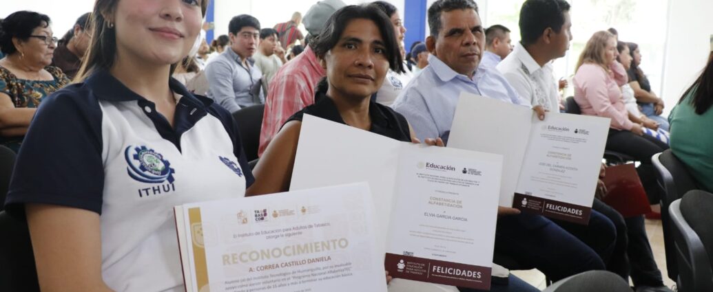 Jóvenes universitarios ayudan a transformar vidas: 25 personas concluyen sus estudios gracias al programa AlfabetizaTec en Huimanguillo