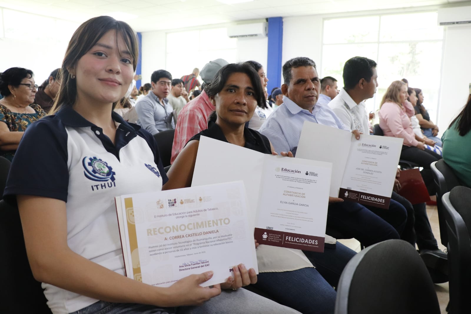 Jóvenes universitarios ayudan a transformar vidas: 25 personas concluyen sus estudios gracias al programa AlfabetizaTec en Huimanguillo