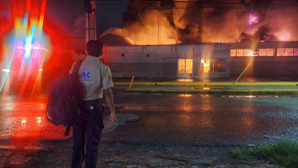 Atienden cuerpos de emergencia incendio en bodega de la colonia Casa Blanca