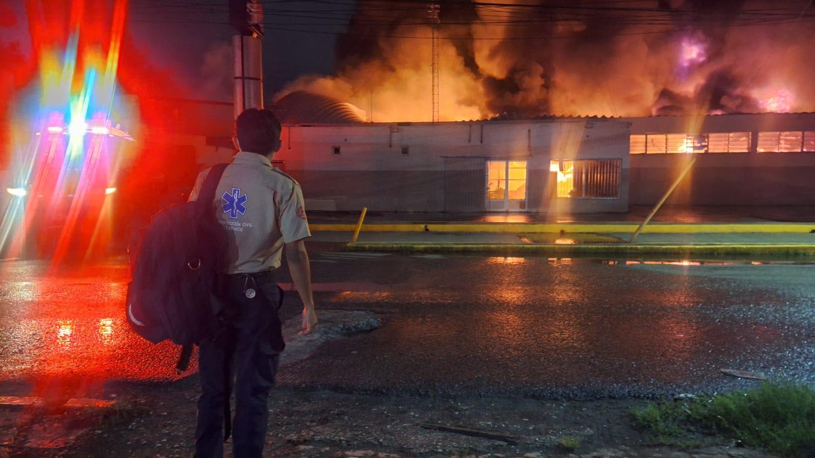 Atienden cuerpos de emergencia incendio en bodega de la colonia Casa Blanca