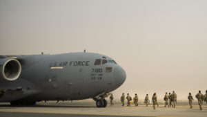 Irán lanza misiles y drones contra bases de Estados Unidos en Kuwait y Baréin; aumenta tensión en Oriente Medio