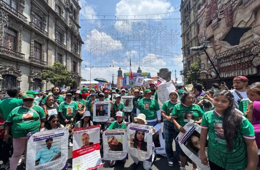 Colectivos de búsqueda protestan en Fan Fest del Zócalo durante inauguración del Mundial 2026