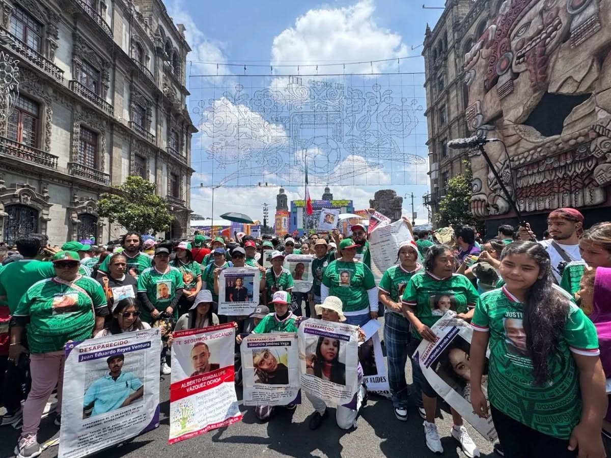 Colectivos de búsqueda protestan en Fan Fest del Zócalo durante inauguración del Mundial 2026