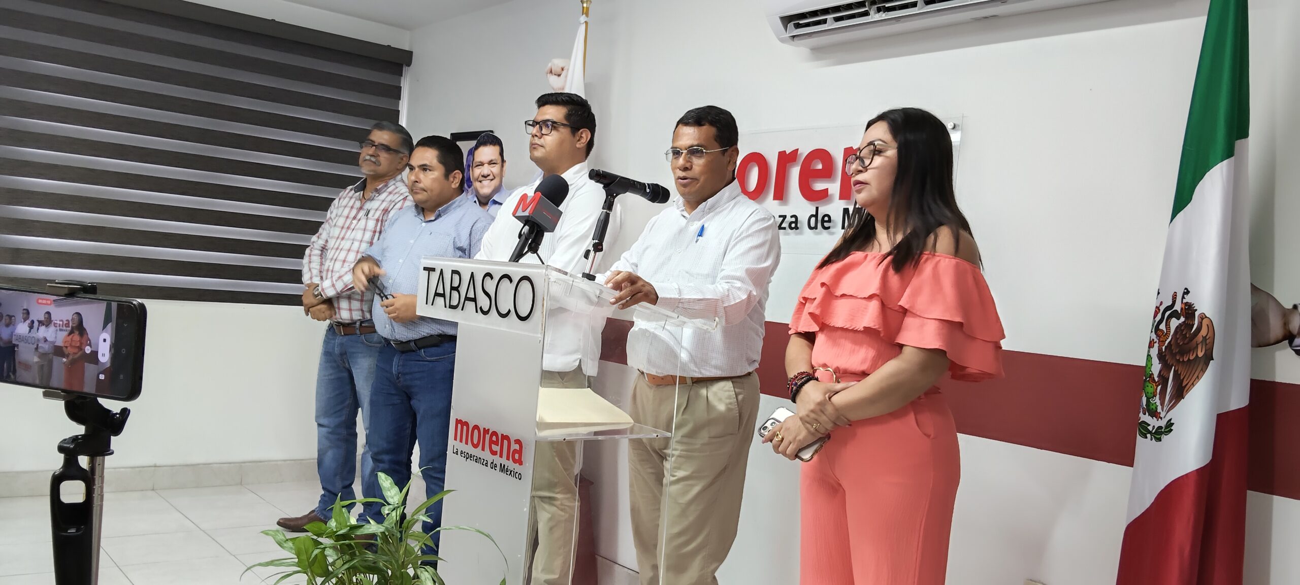 Morena defiende entrega de Regeneración y rechaza que sea un acto anticipado de campaña