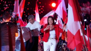 Keiko Fujimori gana la presidencia de Perú tras concluir el escrutinio; espera proclamación oficial
