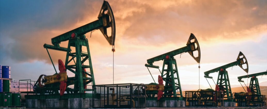 Caen hasta 5% los precios del petróleo tras anuncio de Trump sobre posible acuerdo con Irán