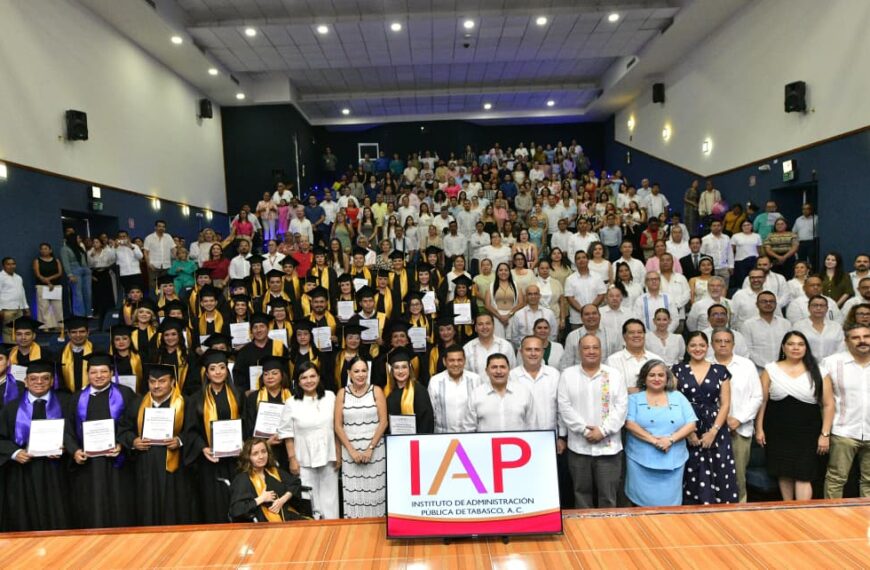 Exhorta Javier May a egresados del IAP a servir con ética, respeto y compromiso al pueblo de Tabasco
