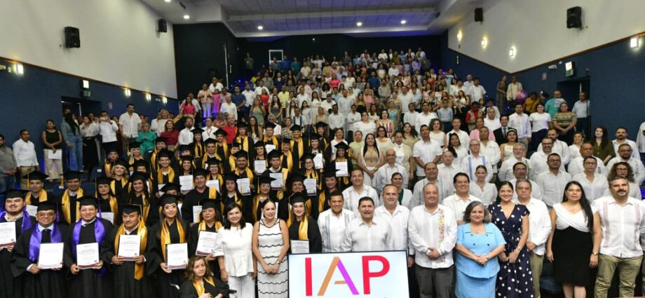 Exhorta Javier May a egresados del IAP a servir con ética, respeto y compromiso al pueblo de Tabasco