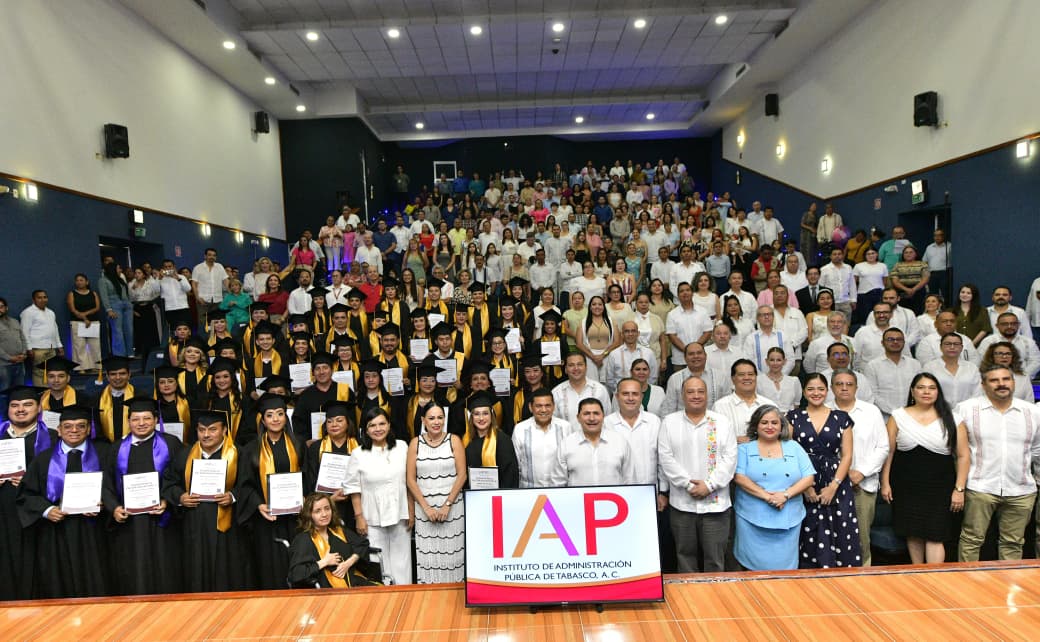 Exhorta Javier May a egresados del IAP a servir con ética, respeto y compromiso al pueblo de Tabasco