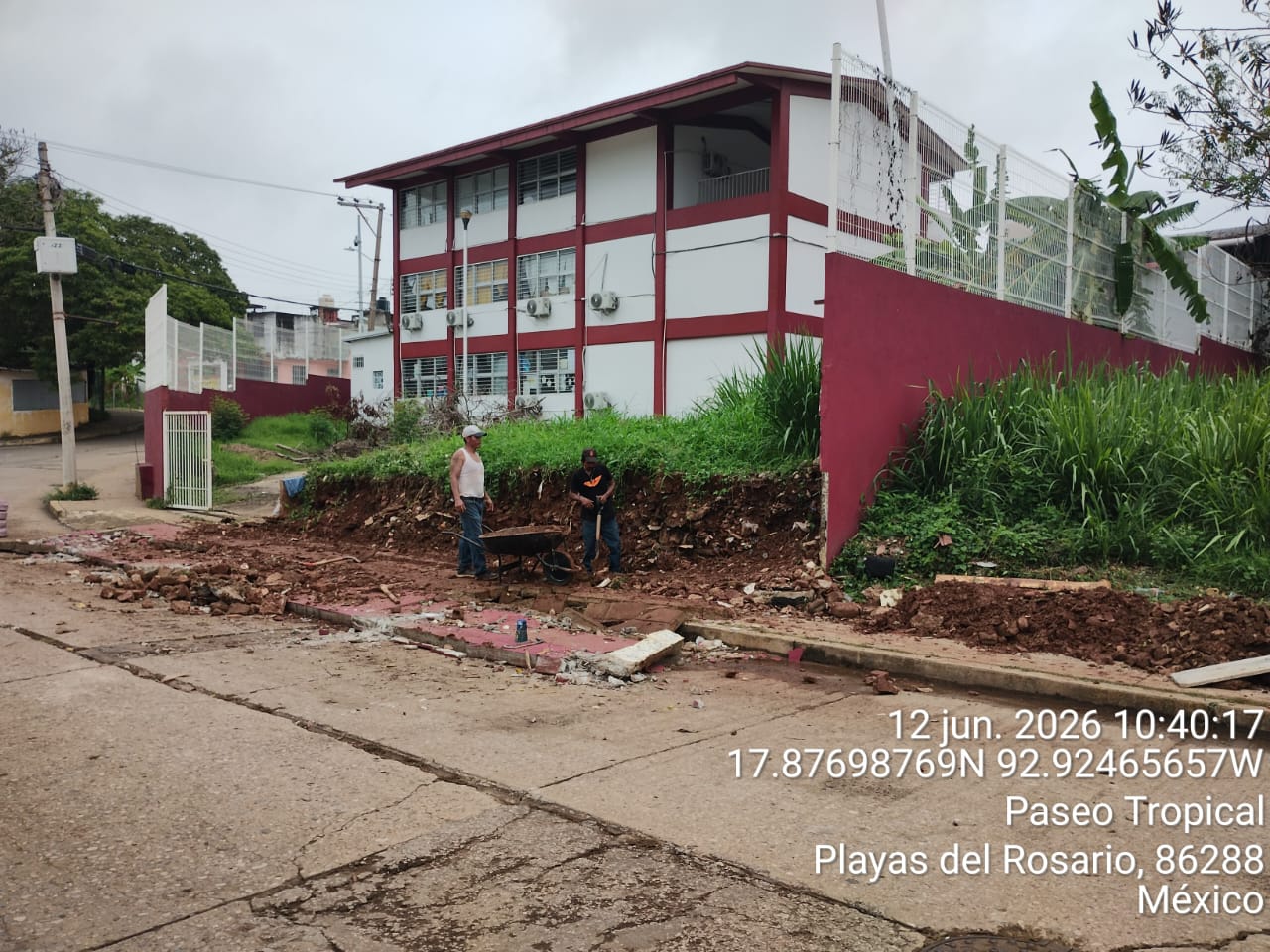 SETAB atiende daños en barda de primaria de Parrilla II tras fuertes lluvias