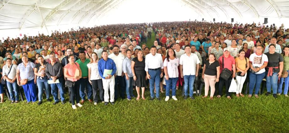Más de 4 mil 300 familias reciben apoyos sociales en Tacotalpa y Macuspana; “la transformación no se detiene”: Javier May
