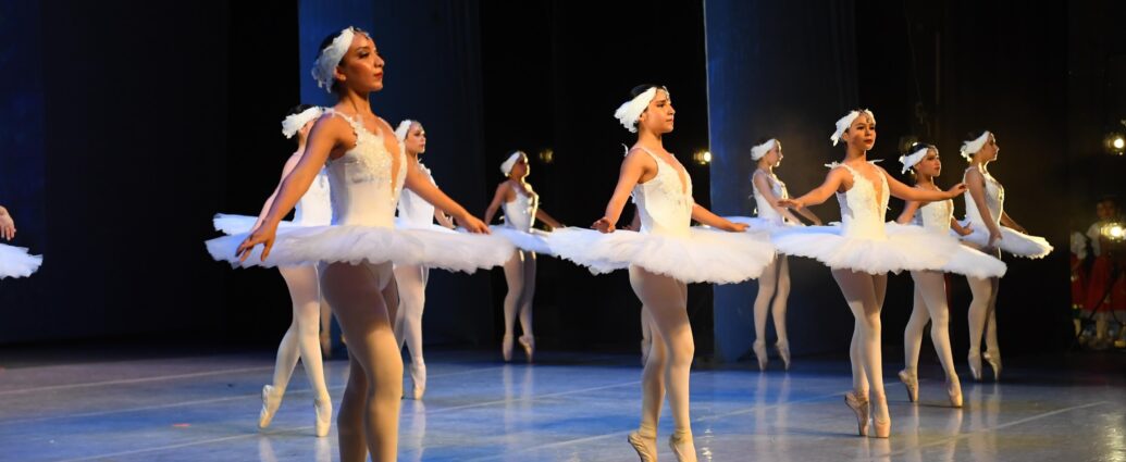 El Teatro Esperanza Iris se llena de magia con “El lago de los Cisnes”; miles reconocen el talento de la Escuela Estatal de Danza