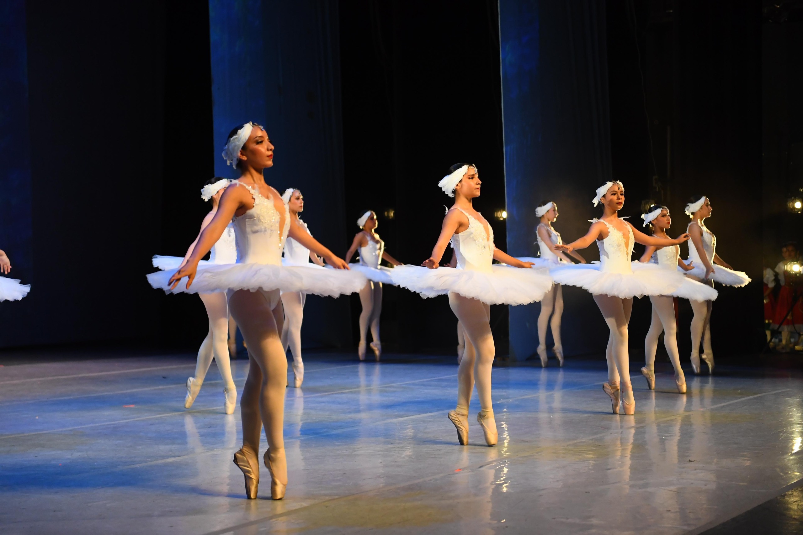El Teatro Esperanza Iris se llena de magia con “El lago de los Cisnes”; miles reconocen el talento de la Escuela Estatal de Danza