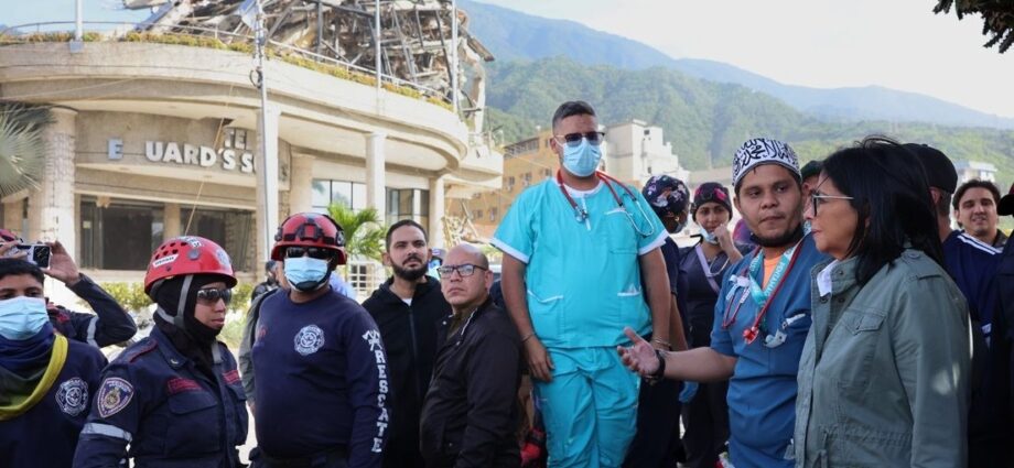 Venezuela declara zona de desastre en La Guaira tras sismos; continúan labores de rescate