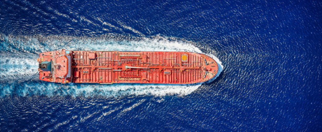 Petroleros saudíes desvían su ruta por África tras bloqueo hutí en Bab el Mandeb
