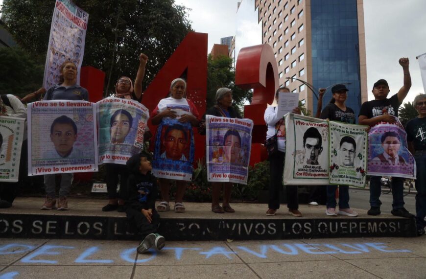 Familiares de los 43 de Ayotzinapa exigen avances en la investigación y rechazan recomendación de la CNDH