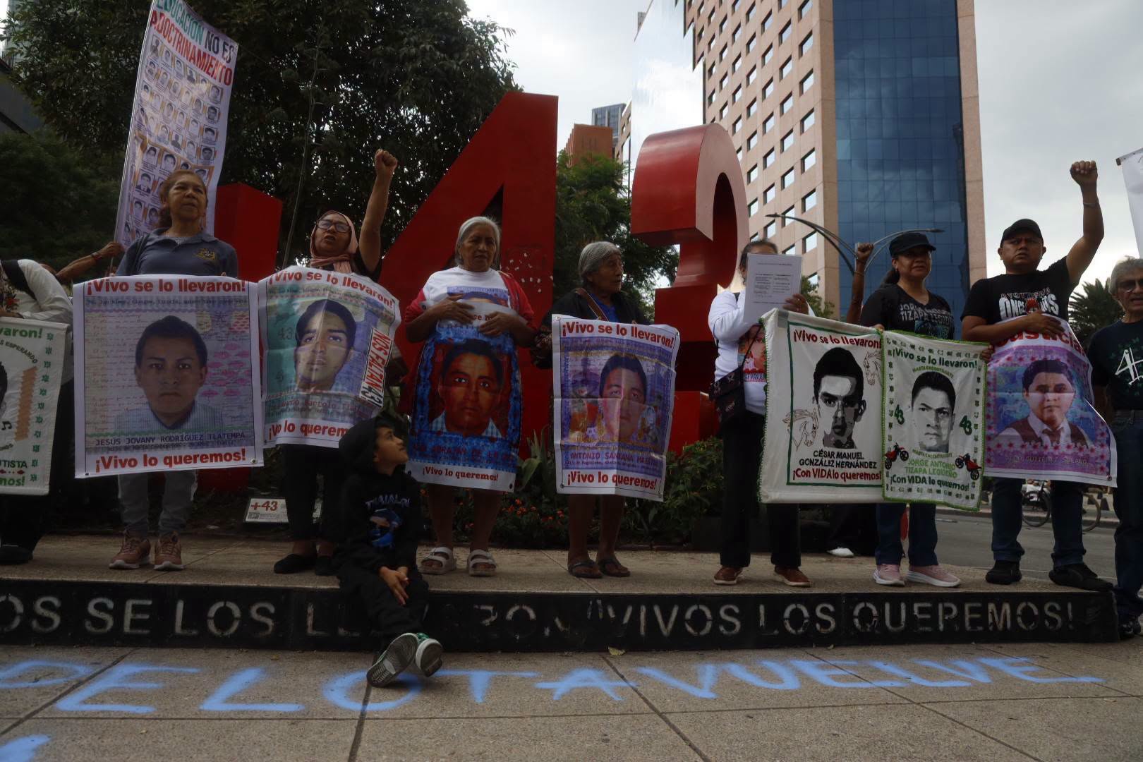 Familiares de los 43 de Ayotzinapa exigen avances en la investigación y rechazan recomendación de la CNDH