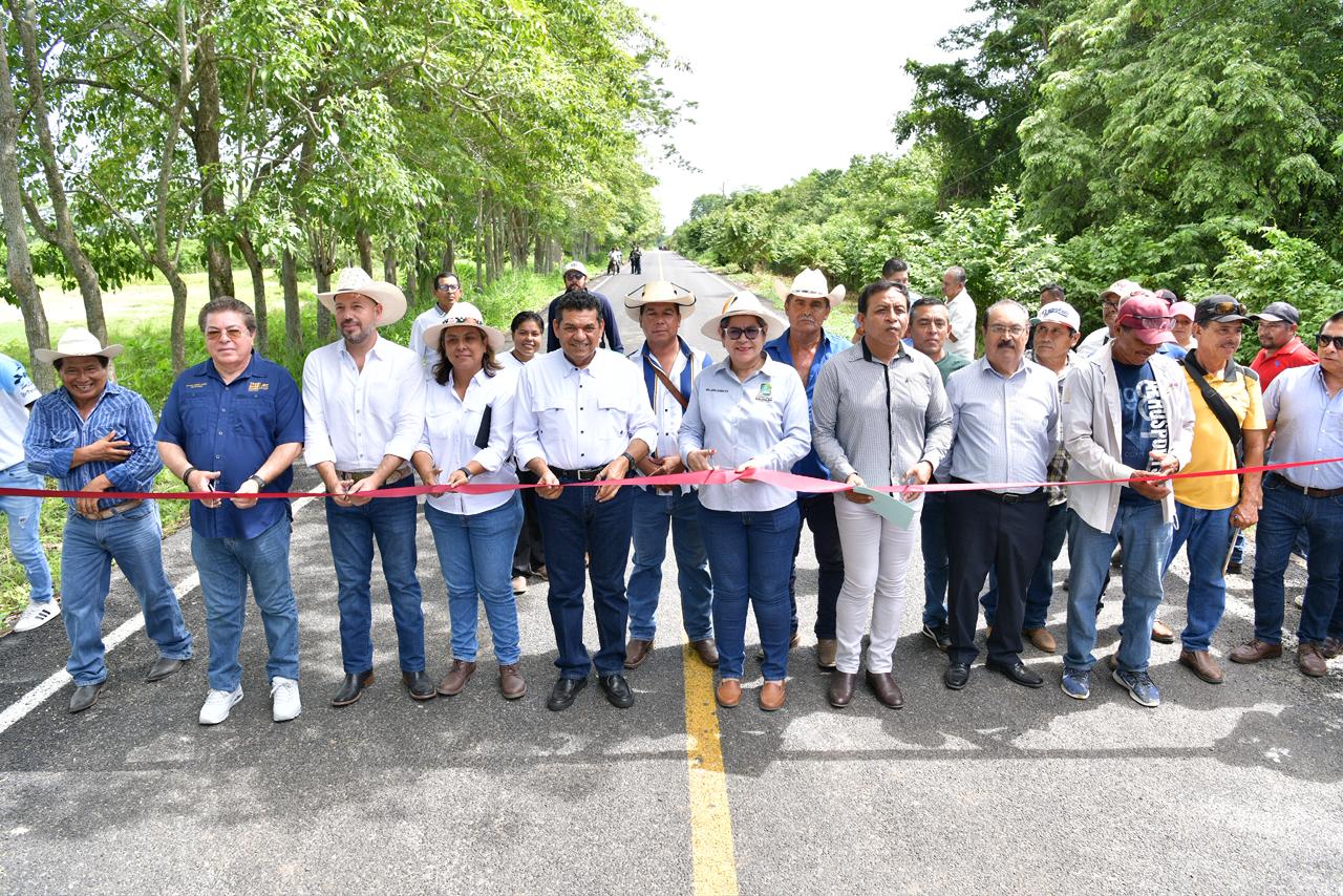 Javier May inaugura rehabilitación de camino en Balancán y anuncia nueva inversión carretera por mil 200 mdp para 2027