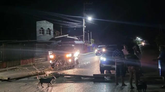 Bloquean carreteras en Tabasco por fallas en el suministro eléctrico; exigen respuesta inmediata de la CFE