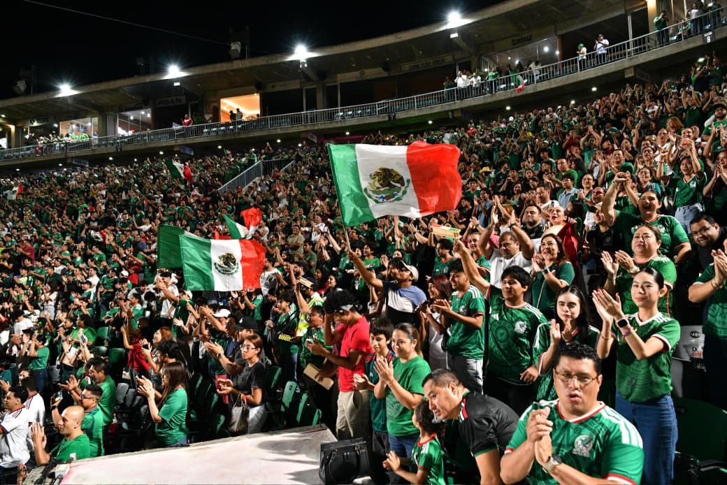 Centenario “27 de Febrero” vibra con el triunfo de México; miles de familias celebran pase mundialista