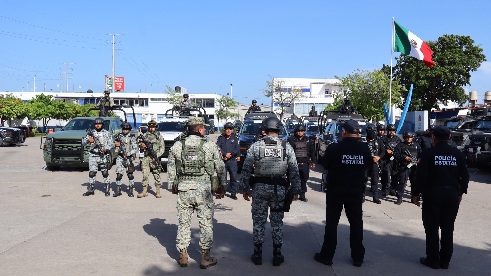 FIRT Olmeca detiene a 14 personas y asegura más de 65 mil litros de hidrocarburo en Tabasco